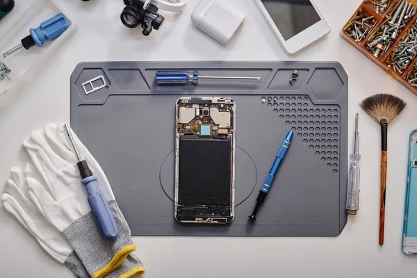 Flat Lay Shot Parts Disassembled Cell Phone Work Tools Displayed — Stock Photo, Image