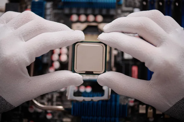 Unrecognizable Technician Carefully Holding Cpu Fingers Inserting Mainboard — Stock Photo, Image