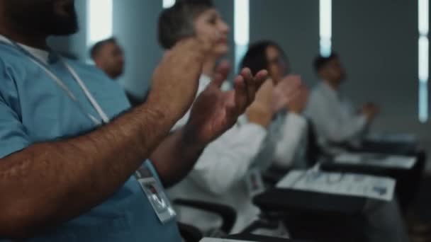 Önlüklü Rozetli Konferans Salonunda Oturan Hoparlörleri Alkışlayan Sağlık Çalışanlarının Ellerini — Stok video