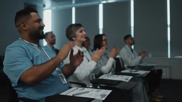 Neşeli Sağlık Çalışanları Salonda Oturmuş Tıbbi Konferans Sunumundan Sonra Konuşmacıyı — Stok video