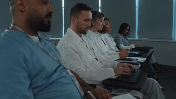 Médico Profissional Casaco Branco Sentado Com Grupo Colega Sala Conferências — Vídeo de Stock