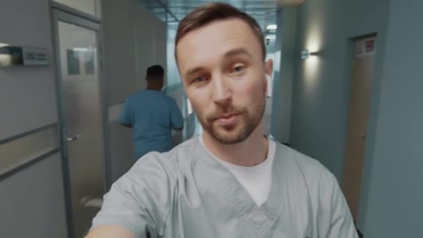 Pov Mladého Lékaře Lékařské Uniformě Bezdrátové Sluchátka Procházející Chodbou Nemocnici — Stock video