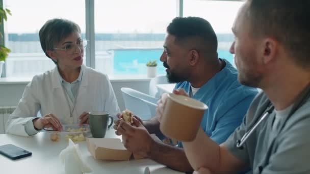 Femme Mûre Médecin Manger Déjeuner Sourire Parler Avec Deux Collègues — Video