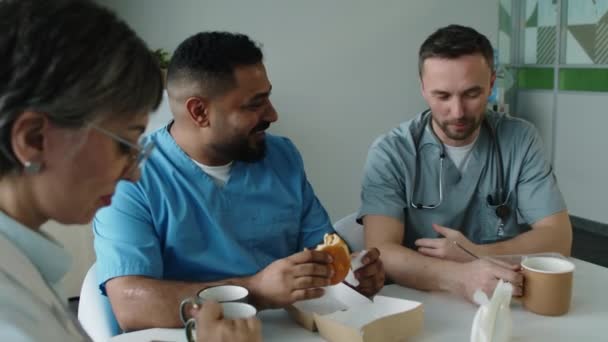 Hastane Çalışanlarından Oluşan Bir Şirket Öğle Yemeği Sırasında Dinlenme Odasında — Stok video