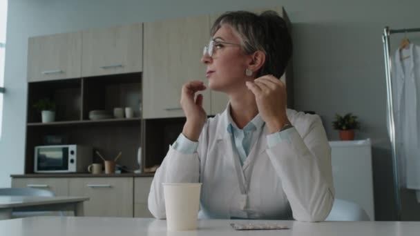 Stresszes Középkorú Női Orvos Asztalnál Pihenőszobában Szenved Migrén Ivóvíz Papír — Stock videók