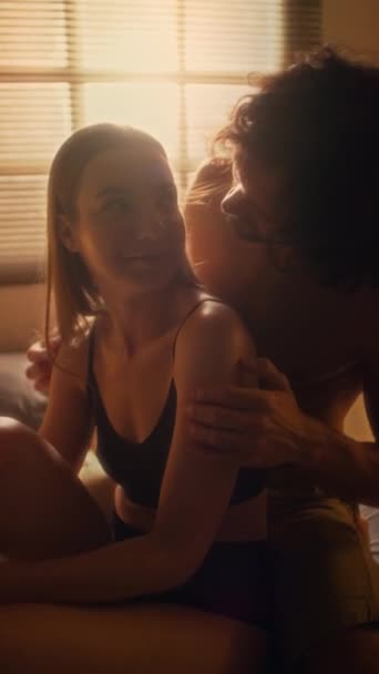 Tiro Vertical Jovem Bela Mulher Cuecas Sentado Cama Desfrutar Beijos — Vídeo de Stock