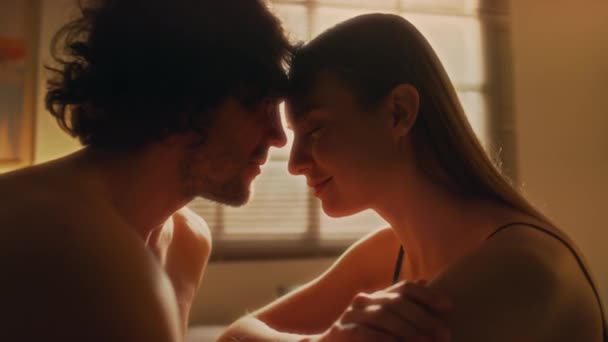 愛するカップルが額に触れ 自宅の寝室で目を閉じた笑顔のショットでズーム — ストック動画
