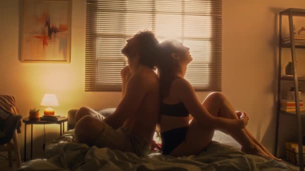 Romantikus Pár Fehérneműben Háttal Ágyban Álmodozik Hangulatos Hálószobában Meleg Fény — Stock videók
