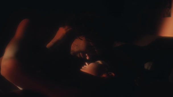 Amantes Apaixonados Deitados Cama Beijando Quarto Escuro Com Fogo Chama — Vídeo de Stock