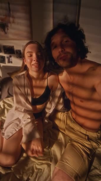 Genç Romantik Çiftin Yatak Odasında Yan Yana Otururken Kamera Önünde — Stok video
