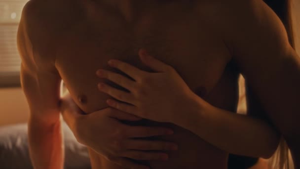 Mujer Joven Abrazando Novio Por Detrás Acariciándolo Dormitorio Con Luz — Vídeos de Stock