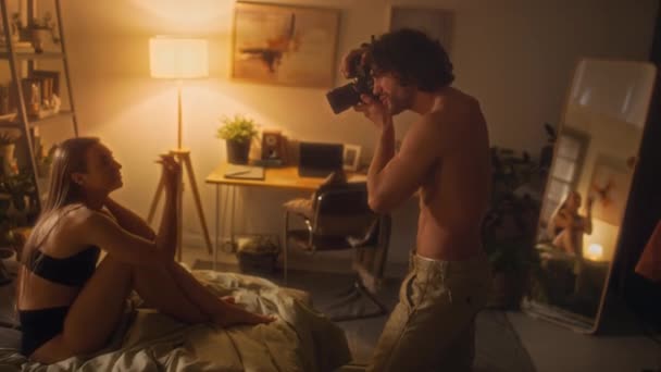 年轻的赤身裸体男子穿着内裤在温暖的灯光下躺在舒适的房间里拍照 — 图库视频影像
