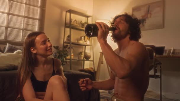 Casal Jovem Bebendo Vinho Garrafa Fumando Cigarro Conversando Enquanto Relaxa — Vídeo de Stock
