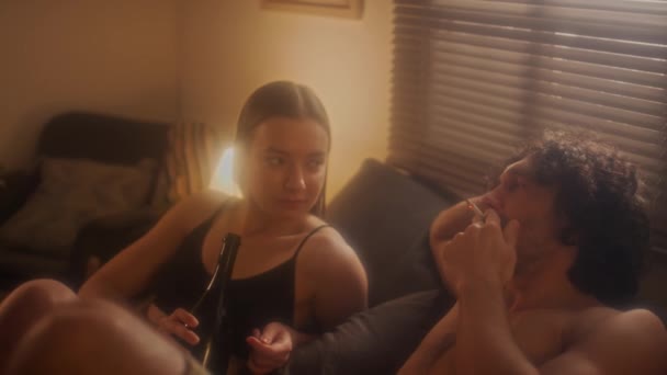 Cuplu Tânăr Îndrăgostit Bea Vin Din Sticlă Fumeze Țigară Vorbească — Videoclip de stoc
