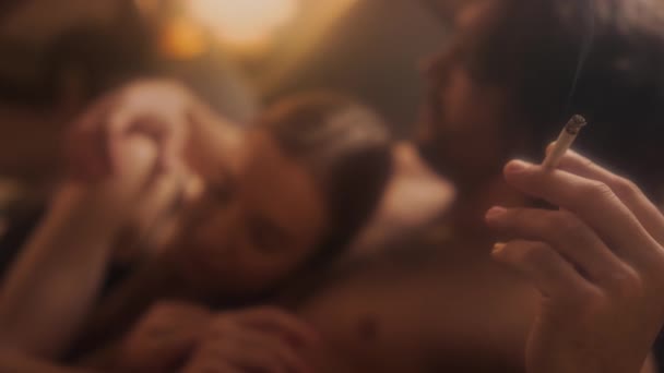 Close Mão Homem Segurando Cigarro Abraçando Namorada Enquanto Abraça Cama — Vídeo de Stock