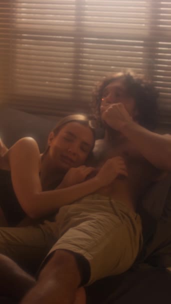 Vertical Tiro Jovem Homem Relaxado Fumando Acariciando Namorada Abraçando Cama — Vídeo de Stock