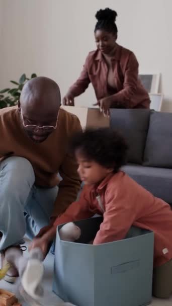Vertikal Bild Afroamerikansk Far Och Son Som Packar Stoppade Leksaker — Stockvideo