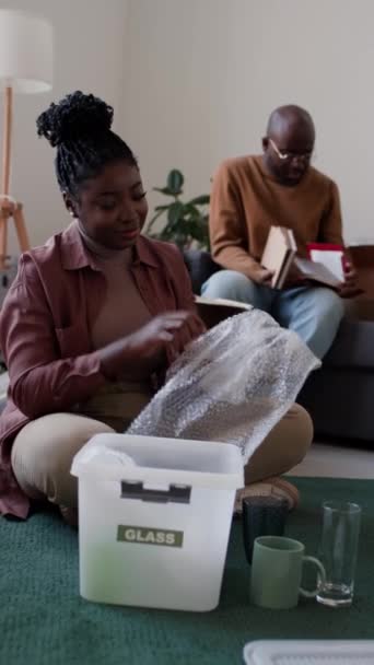 Verticale Schot Van Afro Amerikaanse Vrouw Verpakking Glaswerk Met Bubble — Stockvideo