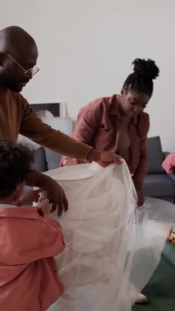 Вертикальний Знімок Афроамериканської Матері Батька Маленького Сина Упаковки Складених Стільців — стокове відео