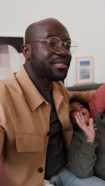 Point Vue Vertical Homme Afro Américain Joyeux Assis Sur Canapé — Video