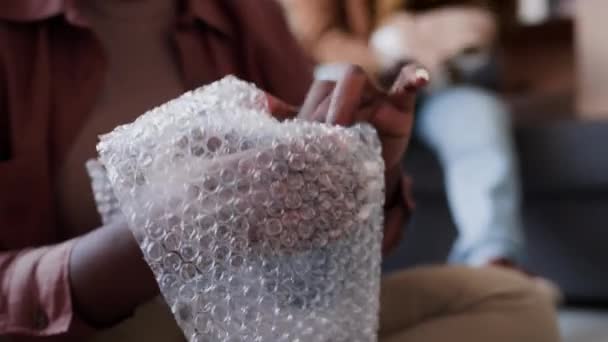 Close Skud Hånd Uigenkendelig Sort Kvinde Pakning Glas Med Bobleplast – Stock-video