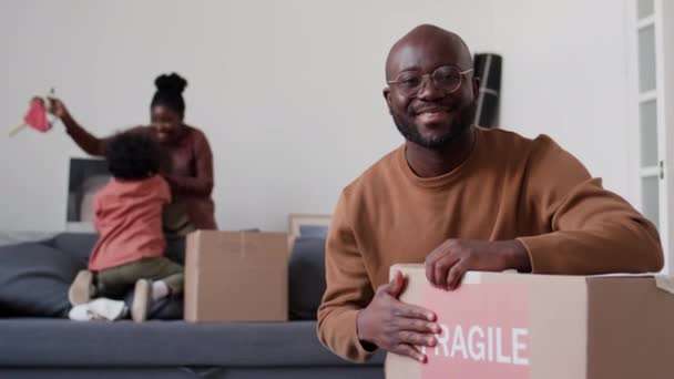 Portret Van Vrolijke Afro Amerikaanse Man Met Kartonnen Doos Met — Stockvideo