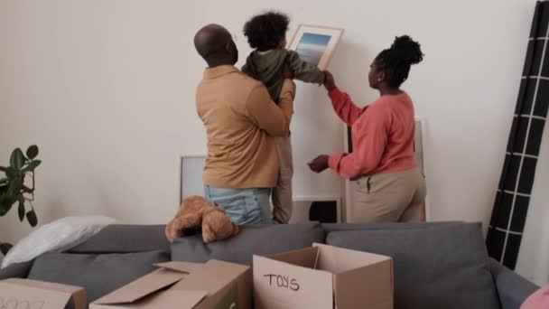 Αφρο Αμερικανοί Γονείς Κρατάνε Ένα Αγοράκι Κρεμασμένο Στον Τοίχο Του — Αρχείο Βίντεο