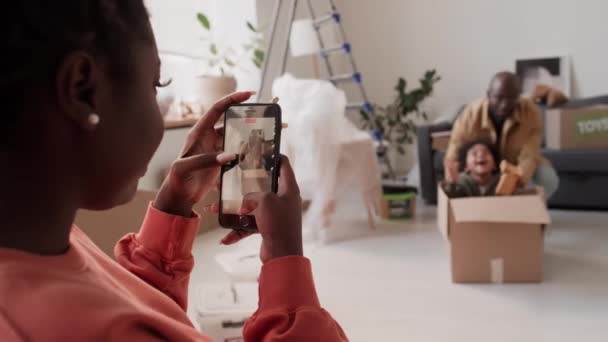 Афро Американская Женщина Улыбается Время Съемок Видео Мобильного Телефона Мужа — стоковое видео