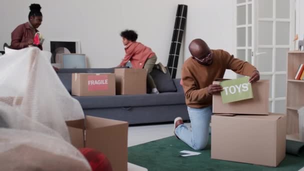 Afroamerykańska Rodzina Pakowanie Rzeczy Poruszania Się Razem Domu Ojciec Przyklejanie — Wideo stockowe