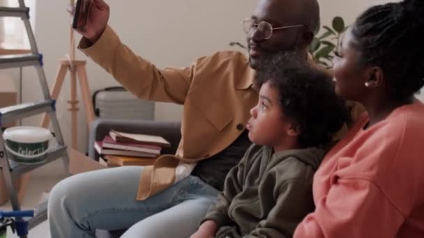 Joyeux Parents Afro Américains Petit Fils Assis Sur Canapé Dans — Video