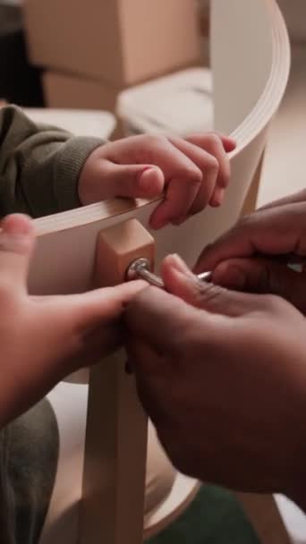 Büyülü Anahtar Kullanan Evdeki Küçük Çocuğun Yardımıyla Tahta Sandalye Monte — Stok video