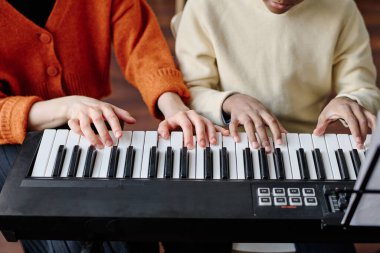 Kafkas müzik öğretmeni ve sentezleyici çalan siyah gencin yüksek açılı görüntüsü