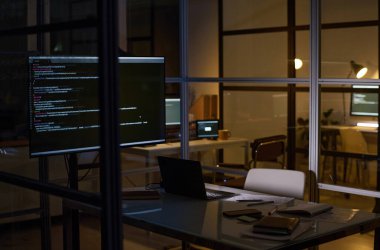 Akşam geç saatlerde bilgisayar ve dizüstü bilgisayarlarla donatılmış modern ofis içi çekimleri yok.