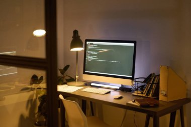 Akşam geç saatlerde masaüstü bilgisayar ve lambayla modern ofis içi çekimleri yapılmaz.