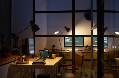 Akşam geç saatlerde bilgisayarlarla donatılmış modern bilişim şirketinin dahili görüntüleri yok.