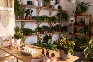 Modern fabrikanın iç kısımlarında paskalya için seçmeli yumurta ve süslemeler.