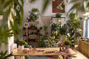 Paskalya için yumurta ve süsleme yapan kimse yok. Odanın içinde biyofilik iç tasarımı olan ahşap bir masa üzerinde.