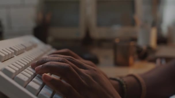 Крупним Планом Нахил Зйомки Афроамериканського Хакера Футуристичних Навушниках Друкуються Клавіатурі — стокове відео