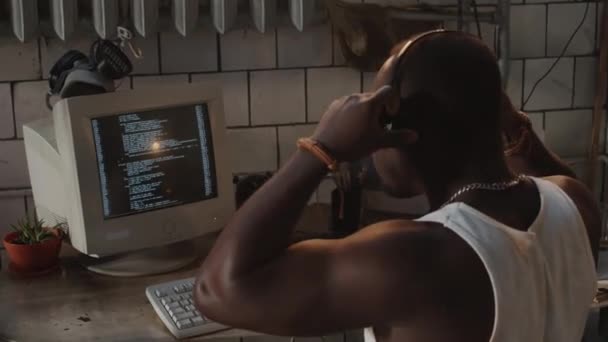 Африканський Американець Який Вижив Надягаючи Футуристичні Навушники Друкуючи Код Програмування — стокове відео