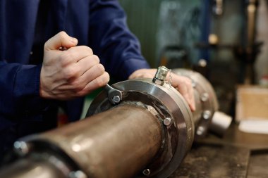 Çalışmada endüstriyel makinenin bir kısmını tamir eden tanımlanamayan uzmanların kapatılması, boşluğun kopyalanması