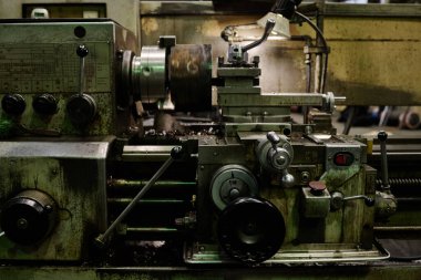 Endüstriyel atölyedeki eski torna makinesinin bir kısmından hiç kimse vurulmadı.