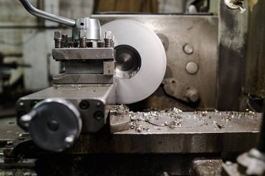Torna makinesinin metal talaşlı kısmından vurulan kimse yok.