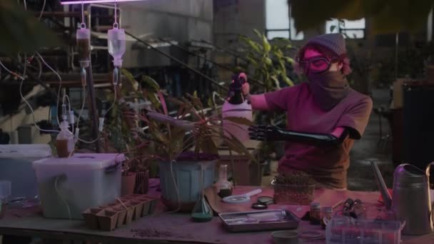 Dívka Bionickou Paží Nosí Šálu Jako Masku Ochranné Brýle Postřik — Stock video