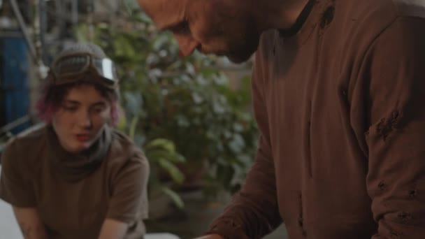 Umgeknickte Aufnahme Eines Mannes Der Einem Postapokalyptischen Schutzraum Eine Armprothese — Stockvideo