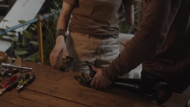 Tilt Shot Young Girl Putting Prothetic Arm Fixiert Von Ihrem — Stockvideo