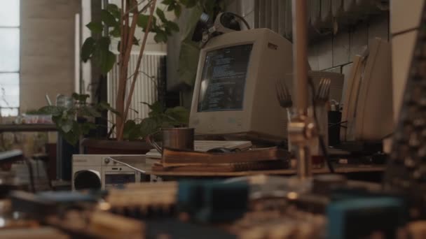 Kıyametten Sonra Ekranda Programlama Kodu Olan Eski Bir Bilgisayar Nsansız — Stok video