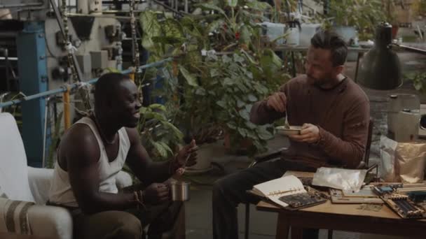Afroamericanos Caucásicos Sobrevivientes Del Apocalipsis Después Comer Hablar Mientras Comen — Vídeo de stock