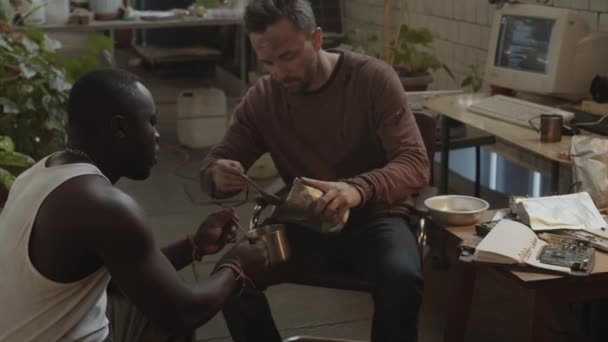 Två Manliga Överlevande Äter Konserverad Mat Från Foliepåse Medan Äter — Stockvideo