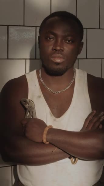 Retrato Vertical Hombre Negro Serio Sosteniendo Una Herramienta Mano Posando — Vídeo de stock