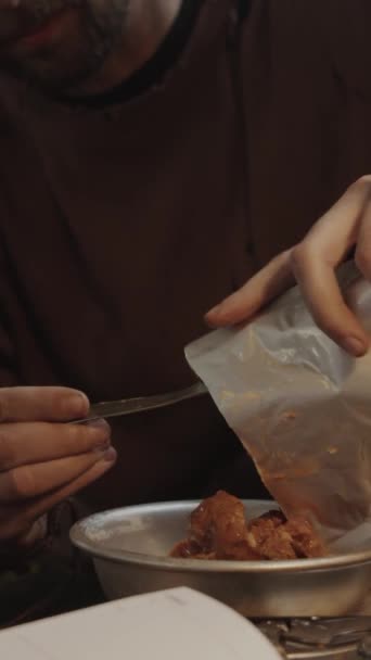 Κάθετη Βολή Του Ανθρώπου Βάζοντας Κονσερβοποιημένο Κρέας Από Θήκη Φύλλο — Αρχείο Βίντεο